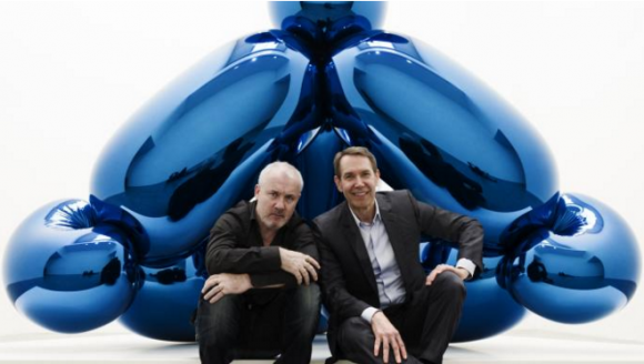 Damien Hirst, left, and Jeff Koons in front of the latter’s Balloon Monkey (Blue), 2006-13